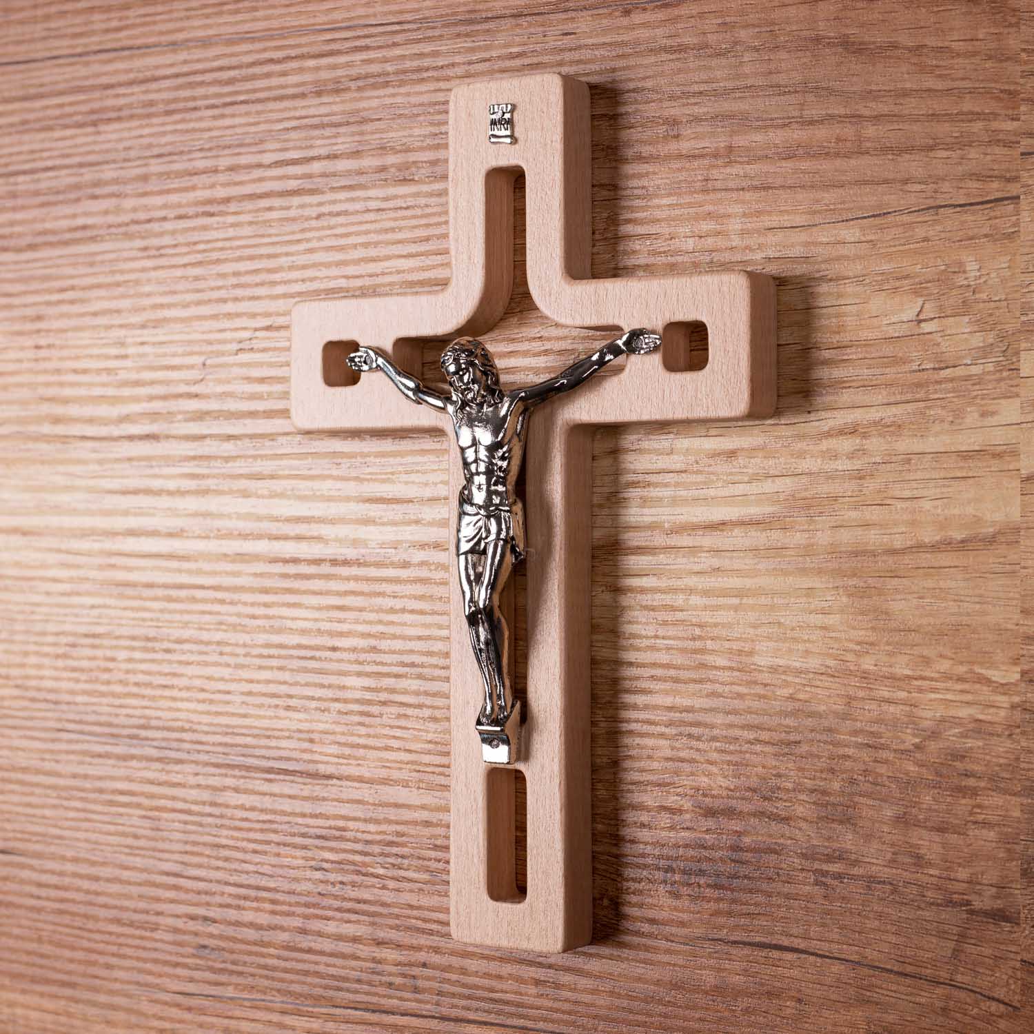 Krzyż nowoczesny drewniany wiszący do zawieszenia na ścianę 18cm z pasyjką